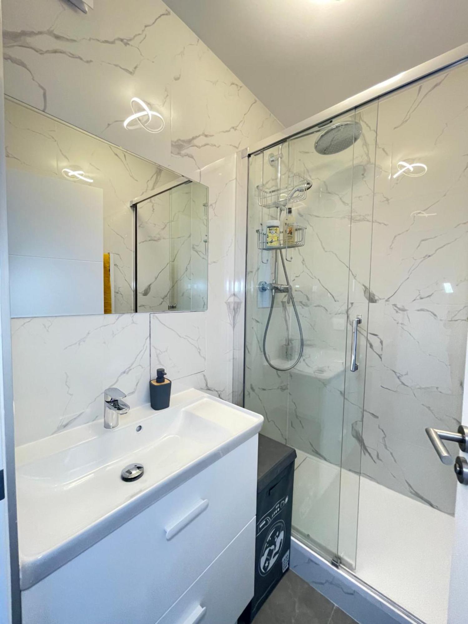 Paris Pantin Magnifique Appartement 4 Pieces De 108M2 Avec 2 Parking Interieur - Tres Cosy Pour 1 A 12 Personnes - Entierement Refait A Neuf Entire Apartment Luxurious And Warm - Pantin Paris 19 Eme Free Wifi Gratuit المظهر الخارجي الصورة
